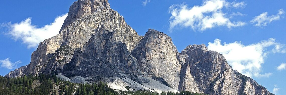 Vista sul Sassongher da Corvara in Alta Badia